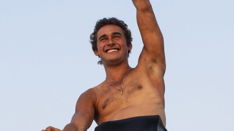 Filipe Bragança surge como Amyr Klink em foto do filme ‘100 Dias’