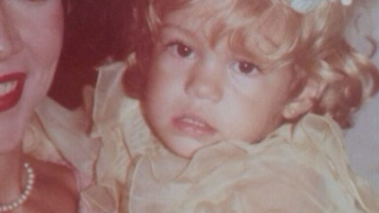 Filha de atriz famosa, criança da foto seguiu os passos da mãe e se tornou estrela de novelas