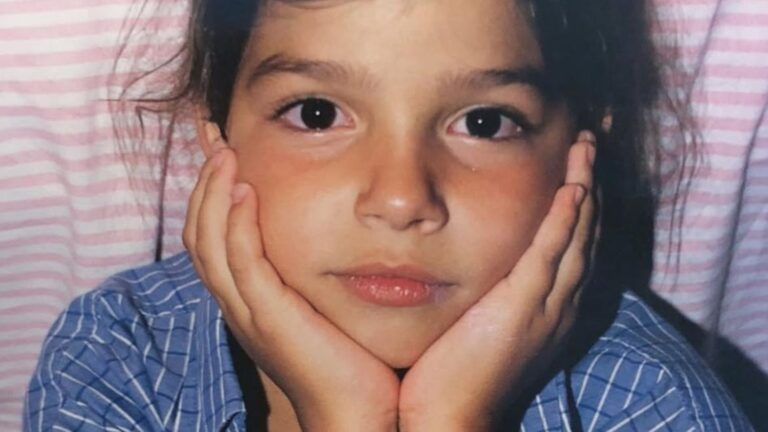 Reconhece? Aos 33 anos, menina da foto conquistou legião de fãs ao brilhar em Três Graças