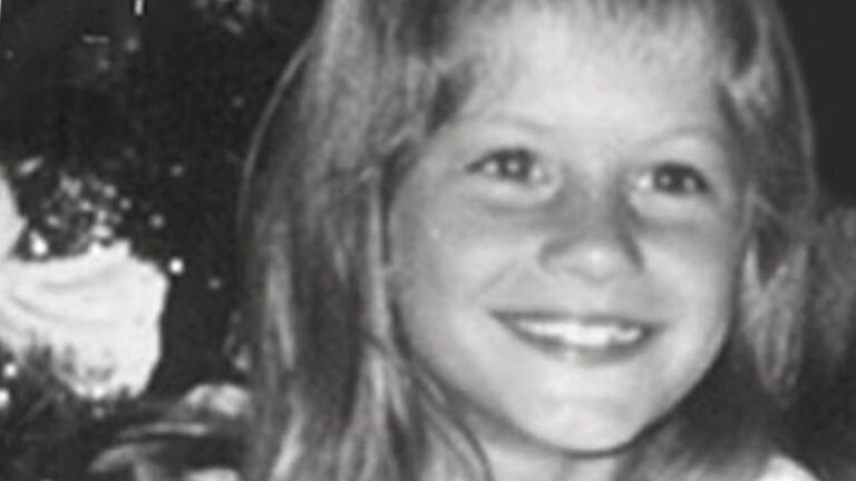 Quem é a menina da foto? Hoje ela tem fortuna de R$ 2,1 bilhões e virou uma das modelos mais famosas do mundo