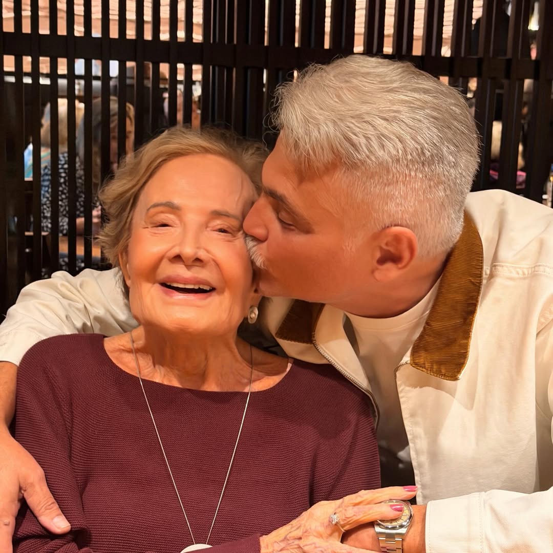 Tarcísio Filho com a mãe, Gloria Menezes - Foto: Reprodução / Instagram @mocitafagundes_oficial
