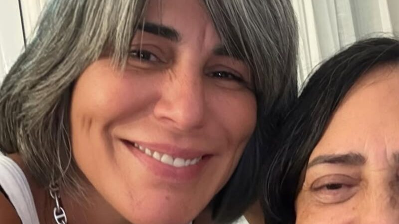 Parecidas? Gloria Pires encanta ao mostrar fotos raras com a única irmã: ‘Que lindas’