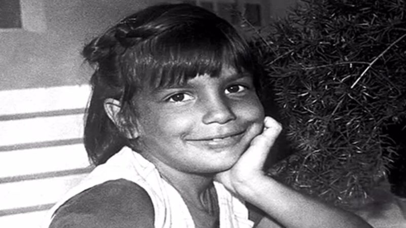 Quem é a menina da foto? Hoje ela faz 54 anos, tem três filhos e fortuna estimada em R$ 650 milhões