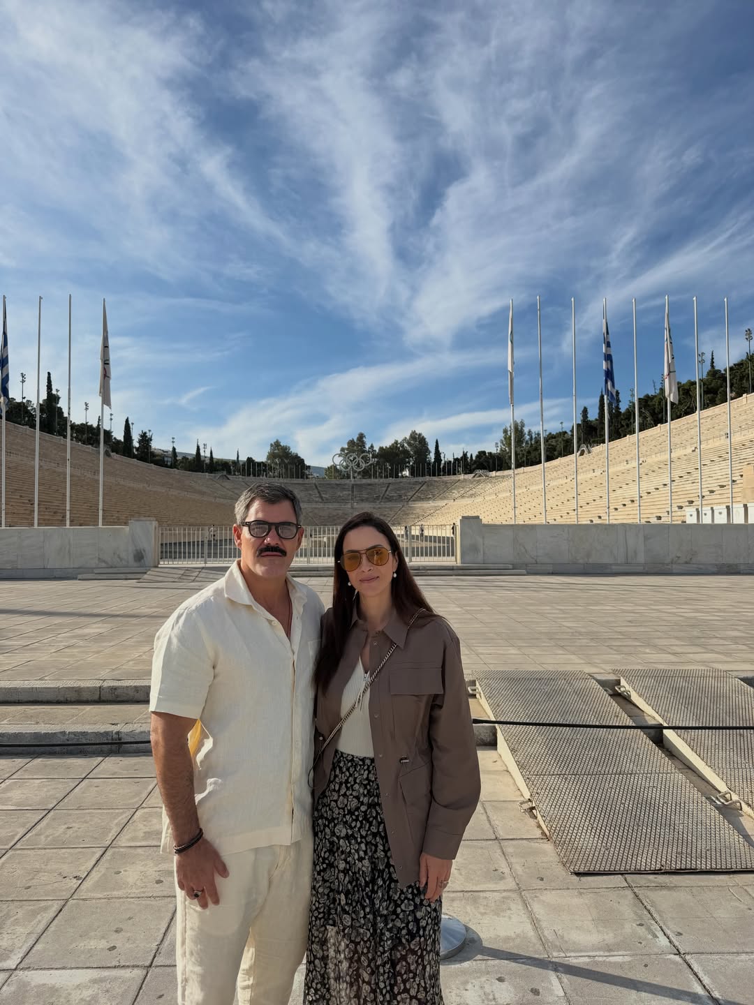 Juliano Cazarré e a esposa, Leticia Cazarré, na Grécia - Foto: Reprodução / Instagram @leticiacazarre 