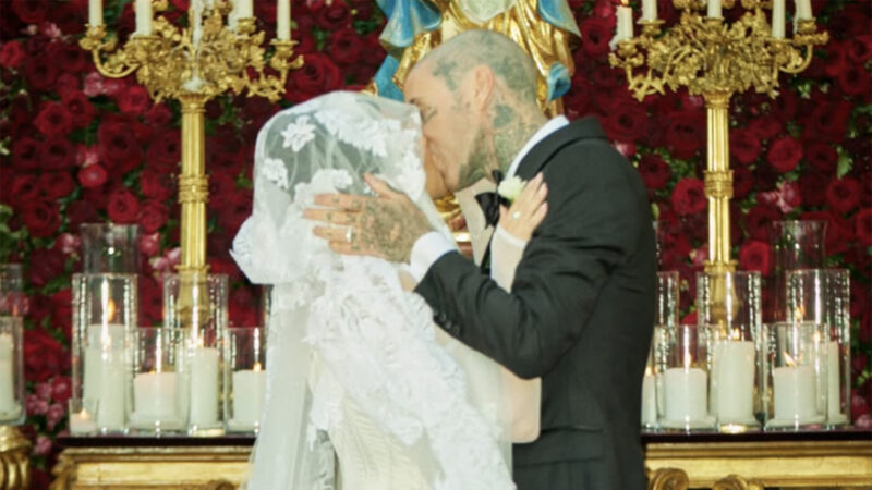 Milionária e o marido usam anel com a frase ‘Até que a morte nos separe’ no aniversário de casamento