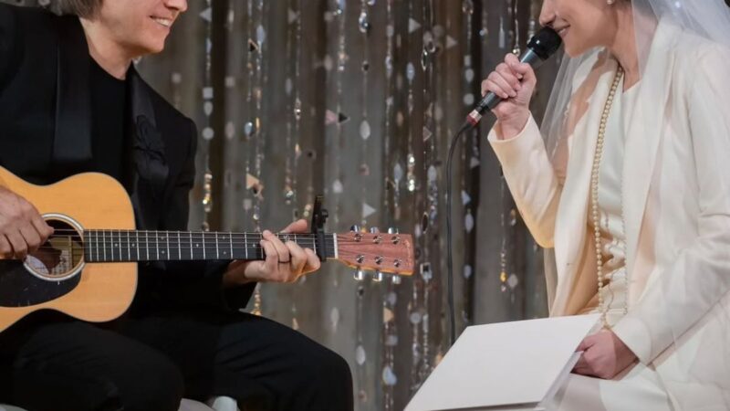 Aos 52 anos, cantora vive relação feliz há 20 anos com músico após pedido de casamento de Jim Carrey
