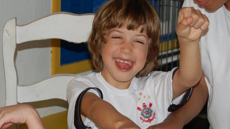 Sabe quem é? Criança da foto faz 27 anos, é filho de famosos e construiu carreira longe do Brasil