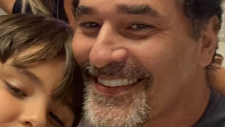 Parecidos? Aos 11 anos, filho caçula de Luciano Szafir surge em fotos raras com o pai