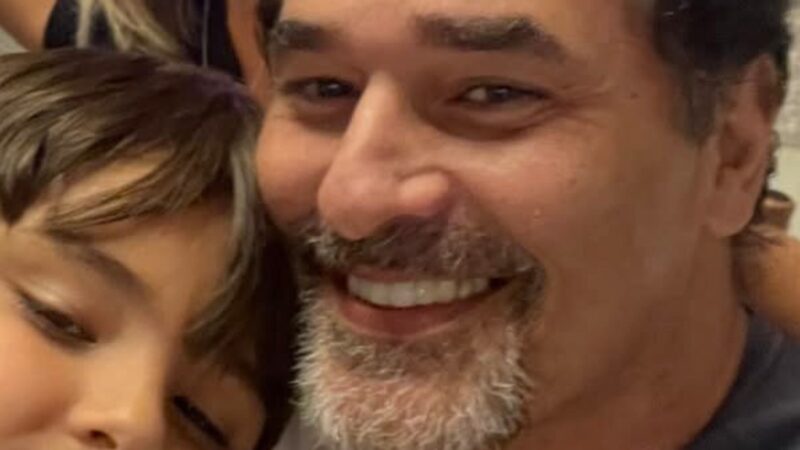 Parecidos? Aos 11 anos, filho caçula de Luciano Szafir surge em fotos raras com o pai