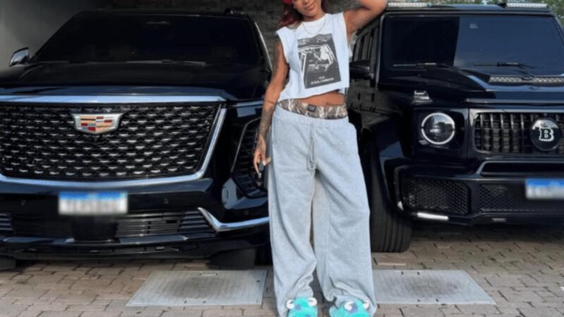 Com fortuna milionária, cantora brasileira exibe carro de R$ 2 milhões