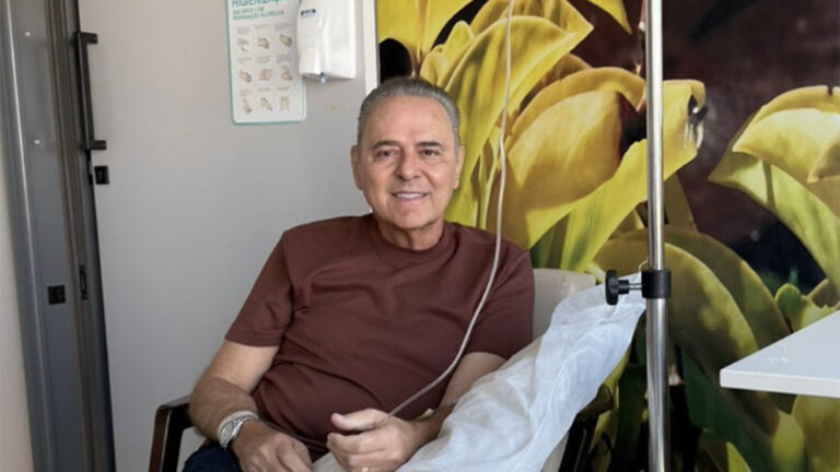 Luis Roberto surge em foto no hospital durante tratamento que o afastou da Copa do Mundo
