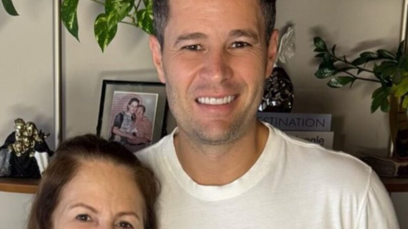 Parecidos? Pedro Leonardo impressiona ao mostrar foto rara com a mãe: ‘Idênticos’