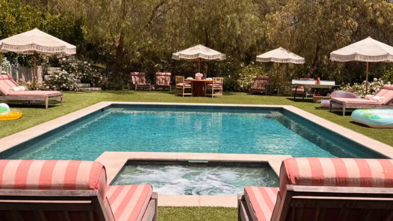 Mansão de R$ 100 milhões de cantora passa por reforma pós-divórcio e ela faz festa na piscina para comemorar