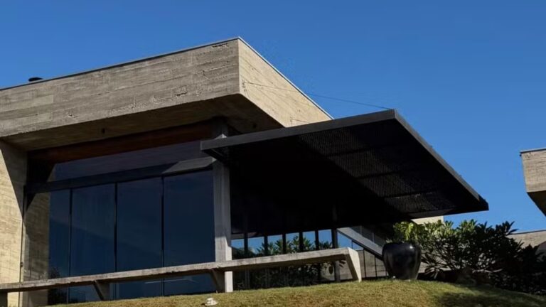 Cantor de 23 anos é dono de mansão espelhada e milionária em condomínio de luxo