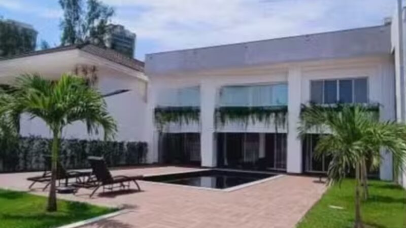Aos 27 anos, funkeiro vive em mansão de R$ 8,5 milhões com 800 m², piscina e 12 banheiros