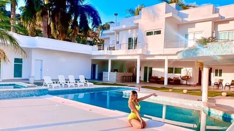 Aos 19 anos, cantora é dona de mansão avaliada em R$ 8 milhões em condomínio de luxo