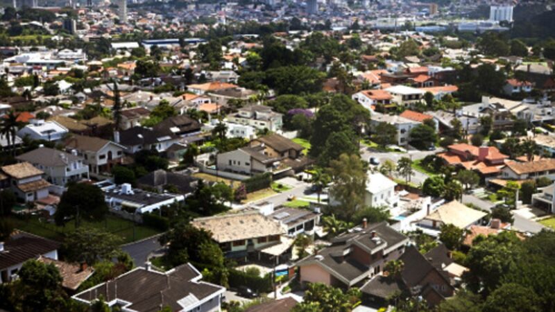 Aos 65 anos, apresentador da Record vive em mansão milionária cercada por segurança e privacidade