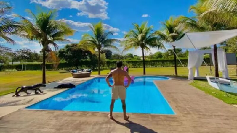 Cantor é dono de piscina estilo fazenda em mansão milionária em Goiânia
