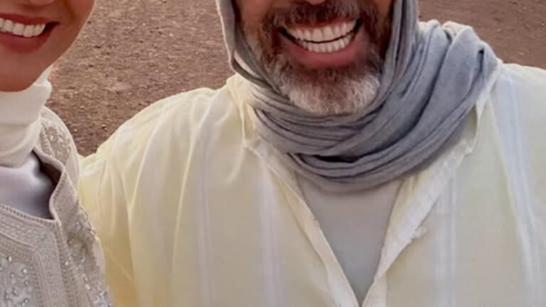Ator de 54 anos que casou no deserto exibe fotos inéditas com a esposa