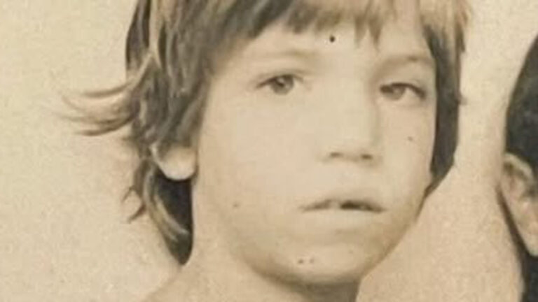 Aos 54 anos, menino da foto está longe das novelas desde 2023 e se casou no deserto