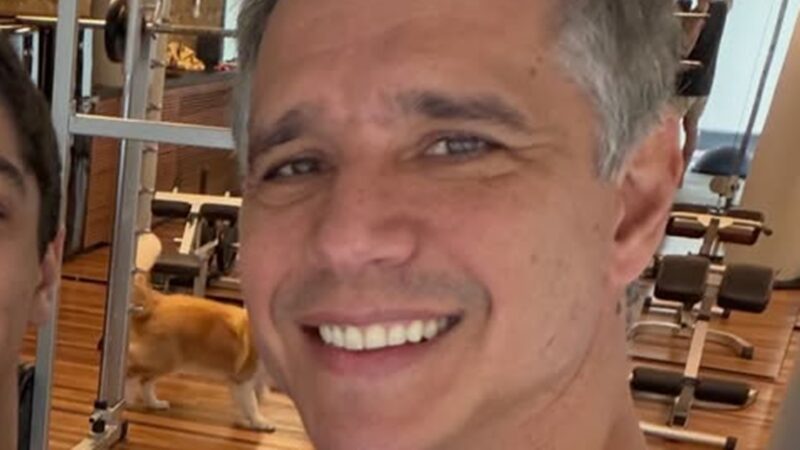 Marcio Garcia encanta ao reunir três dos quatro filhos em foto inédita: ‘Família bonita’