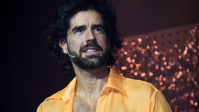 Namorado de Marcos Pitombo faz raríssima aparição pública em noite especial