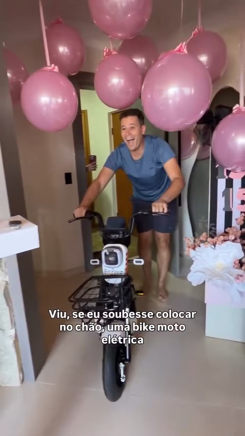 Maria Sophia ganha bicicleta elétrica de presente do pai— Foto: Reprodução/ Instagram