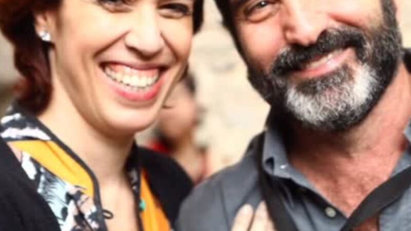 Atriz e pai de humorista se mudam para a mesma casa após 15 anos morando separados