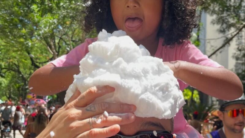 Aos 3 anos, filha de famosa cantora encanta em foto rara com a mãe