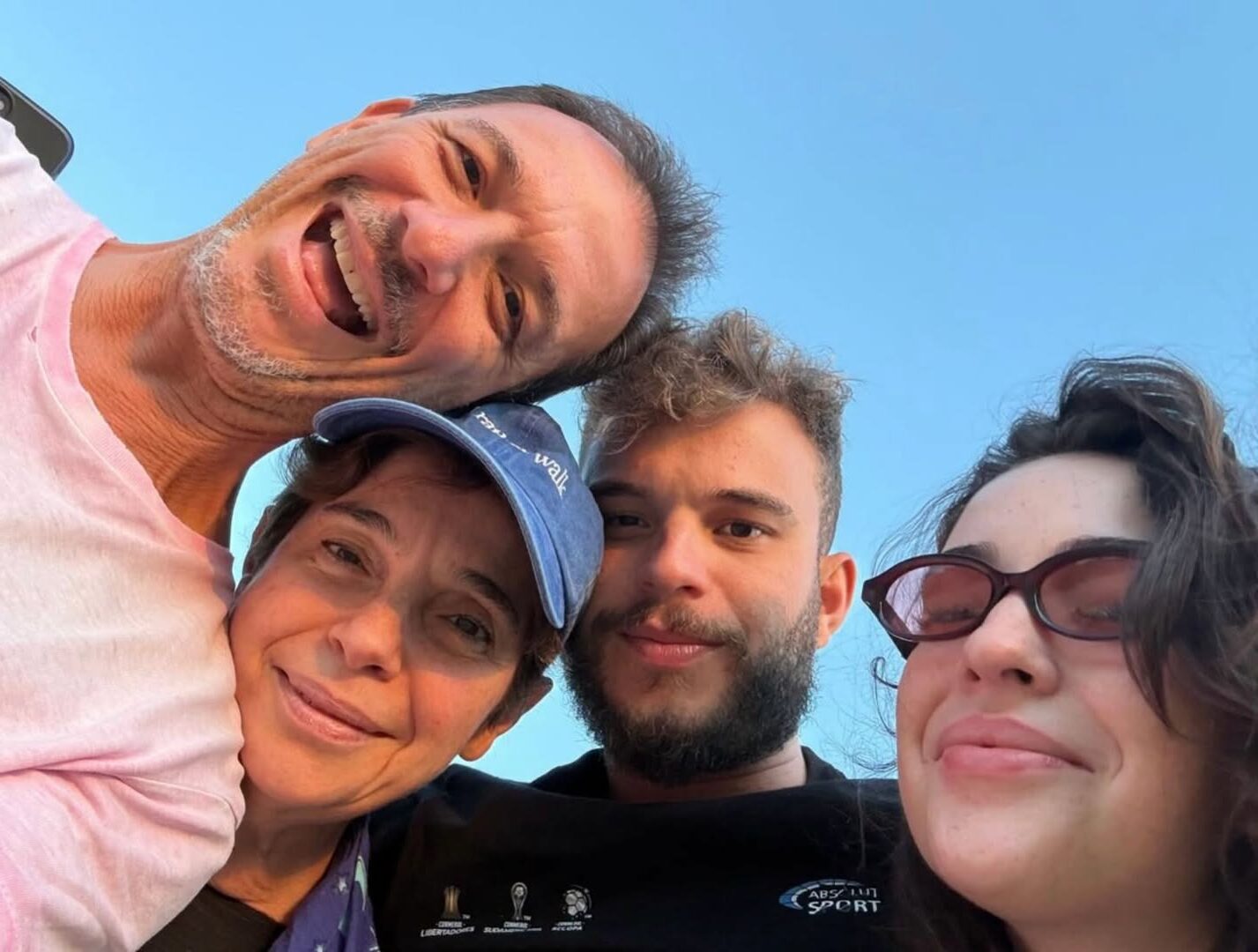 Renata Lo Prete com os filhos e o marido - Foto: Reprodução / Instagram @renataloprete
