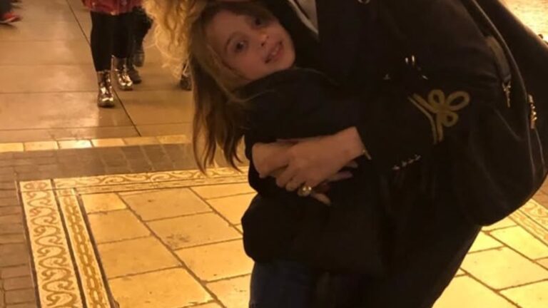 Menina da foto faz parte de família famosa, hoje é adolescente e mora fora do Brasil