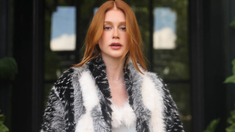 Marina Ruy Barbosa choca com casaco exuberante inspirado em filme