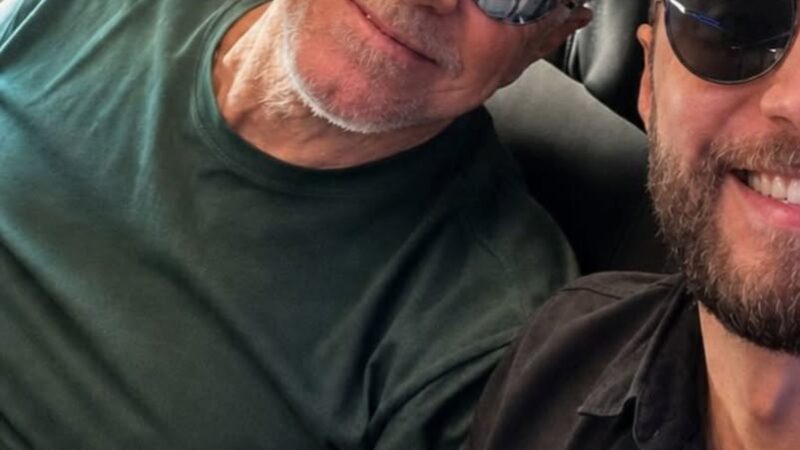 Aos 69 anos, ator discreto de Três Graças curte férias com o namorado após o fim da novela