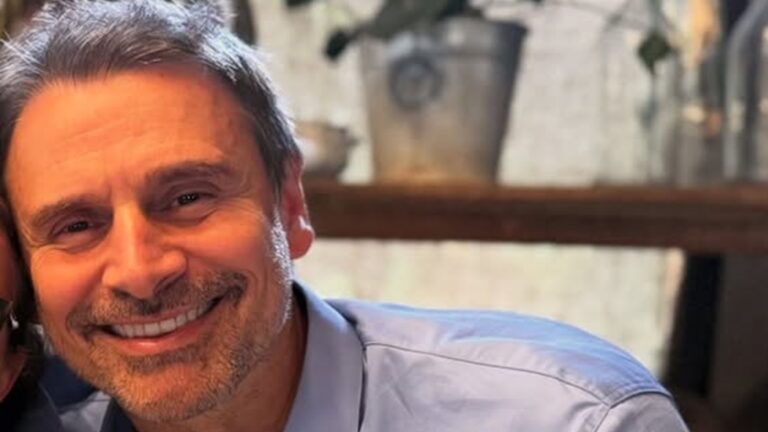 Parecidos? Os dois filhos de Murilo Rosa roubam a cena em fotos com a mãe: ‘Família linda’