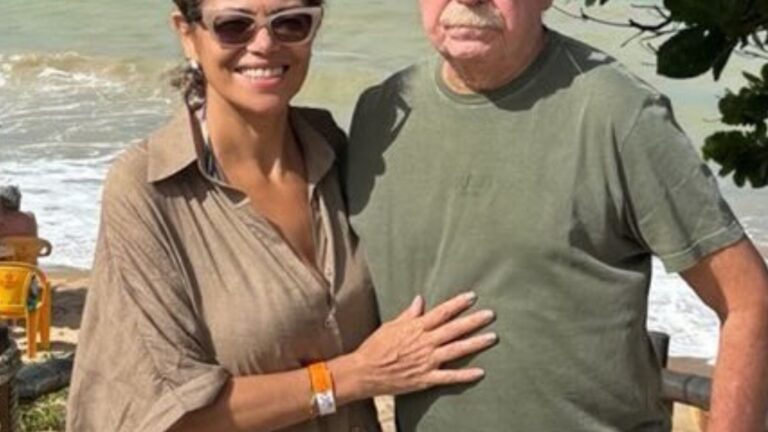 Aos 81 anos, jornalista da Record surge em fotos raras com a namorada: ‘Sorriso não nega’