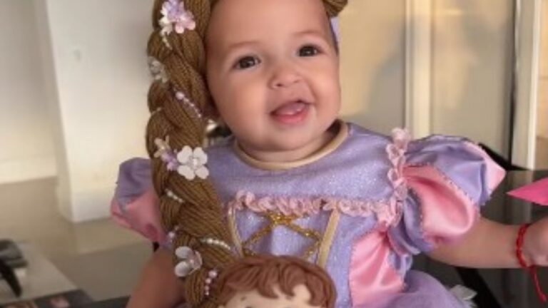 Neta de famoso humorista encanta ao surgir fantasiada em festa intimista de 9 meses