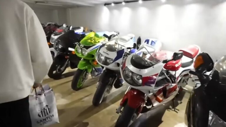Aos 34 anos, jogador bilionário abre mansão com coleção de motos e brinquedoteca gigante