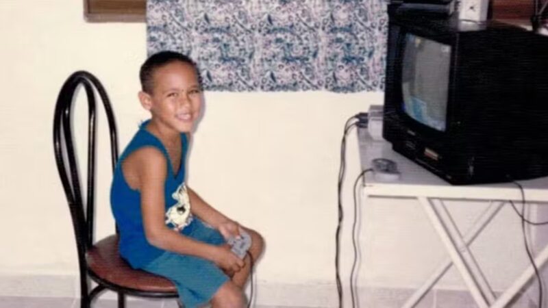 Hoje com fortuna bilionária, jogador de 34 anos viveu infância em casa modesta com nove parentes