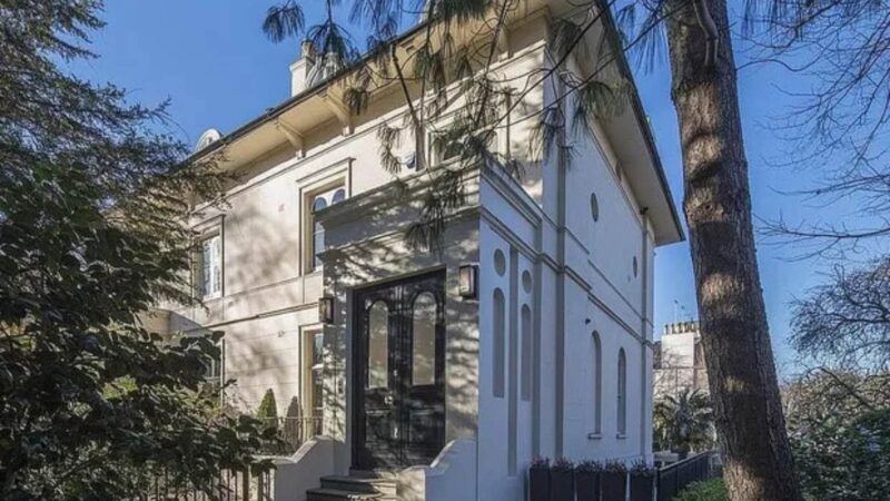 Aniversariante do dia, músico bilionário já morou em mansão colocada à venda após anos sem comprador