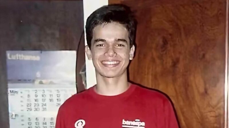 Apresentador mostra foto de quando tinha 15 anos