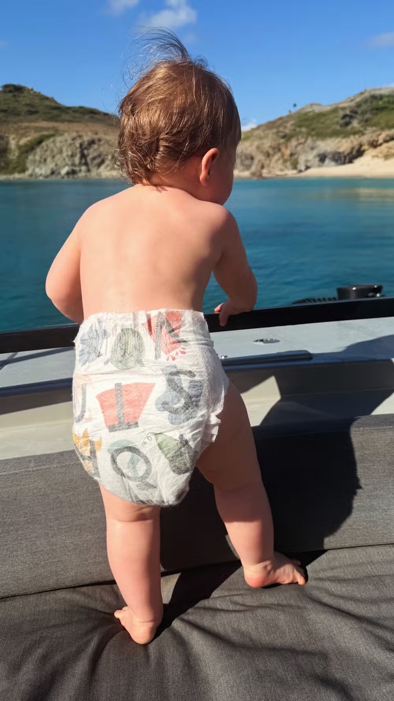 Kelly Piquet e Max Verstappen curtem praia e passeio de barco com a filha — Foto: Reprodução/Instagram