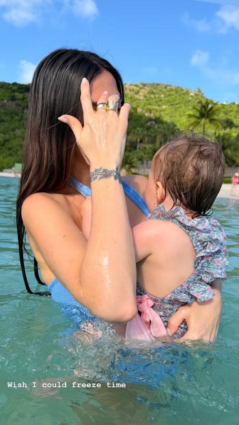 Kelly Piquet e Max Verstappen curtem praia e passeio de barco com a filha — Foto: Reprodução/Instagram