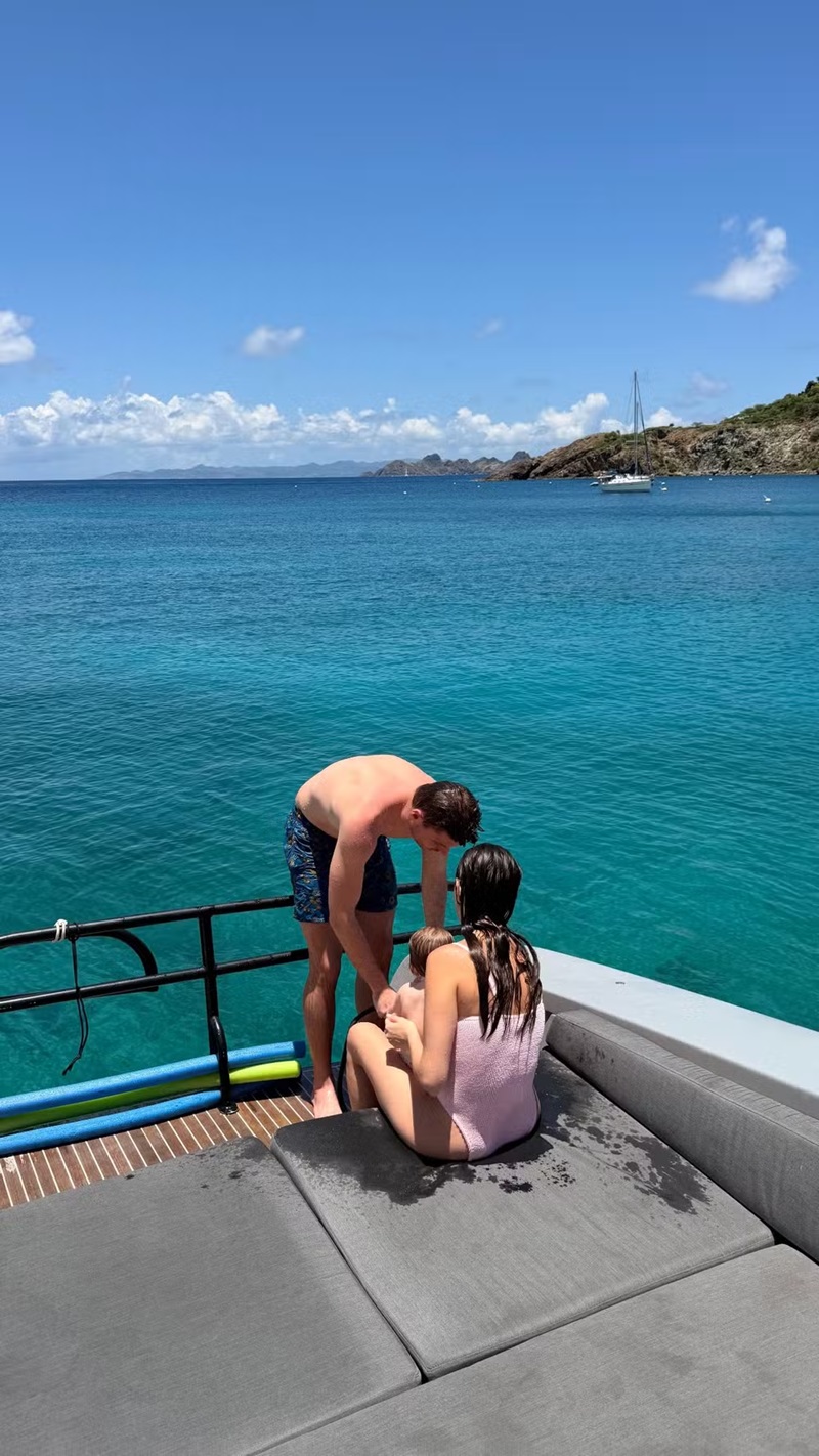 Kelly Piquet e Max Verstappen curtem praia e passeio de barco com a filha — Foto: Reprodução/Instagram