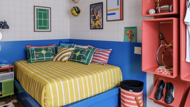 Aos 13 anos, filho de atriz vive em quarto decorado com cores intensas