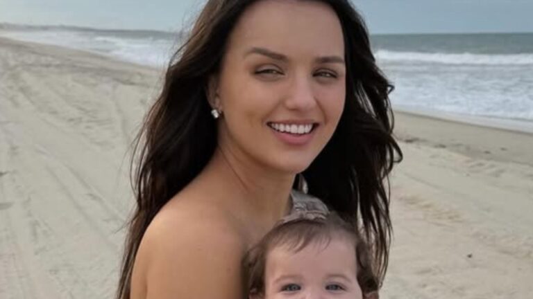 Aos 4 meses, filha de Rafa Kalimann rouba a cena com sorriso contagiante em dia de praia