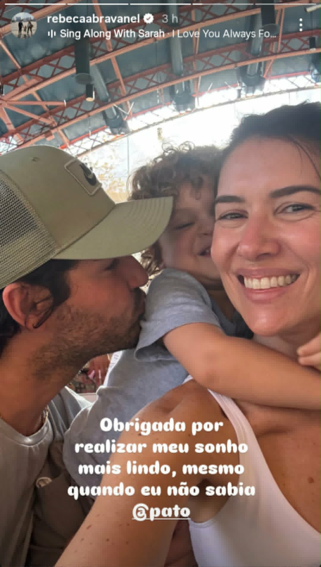 Rebeca Abravel e Alexandre Pato com o filho