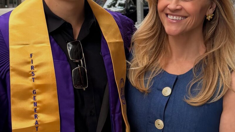 Reese Witherspoon celebra formatura do filho