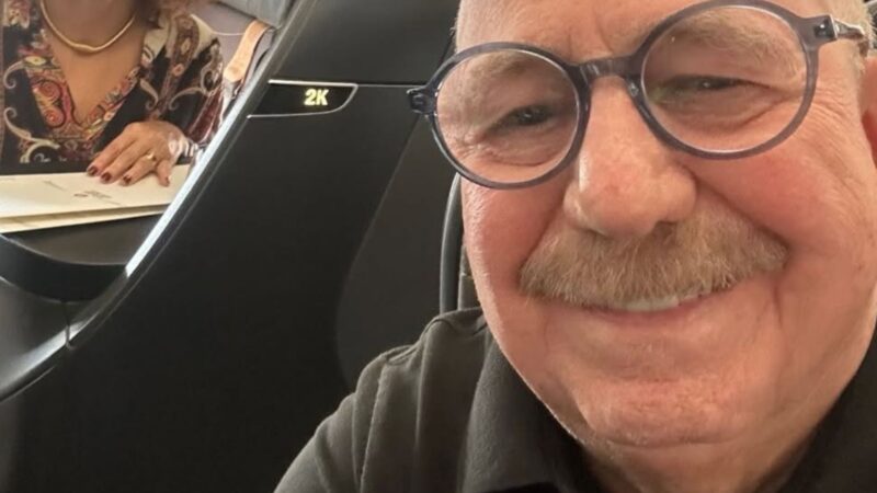 Aos 81 anos, Renato Lombardi divide foto rara com a namorada em viagem de férias