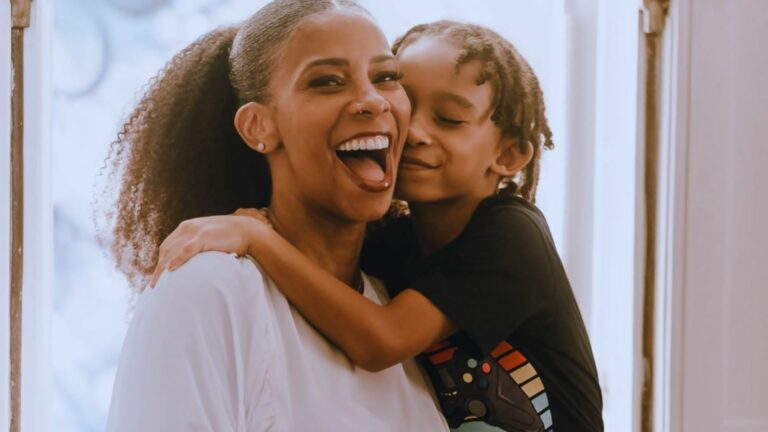 Rita Batista fala sobre racismo e criação do filho em guarda compartilhada: ‘Sofri muito’
