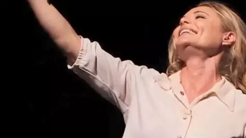 Após anos longe da TV, atriz de 54 anos vende imóvel, muda de país e reaparece em nova fase